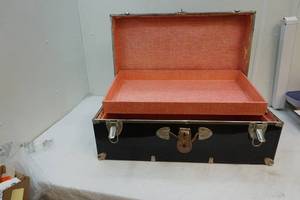 lot 117 image: Trunk travelers chest