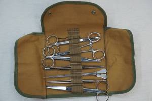 lot 173 image: Scissors kit in canvas