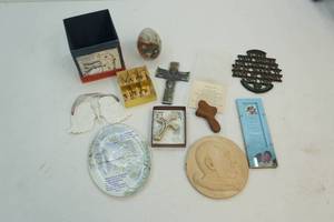 lot 176 image: Religious dcor