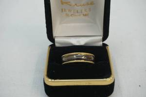 lot 195 image: Ring