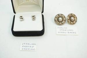 lot 199 image: earrings