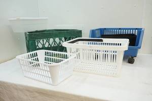 lot 225 image: Containers