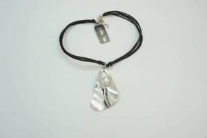 lot 227 image: necklace
