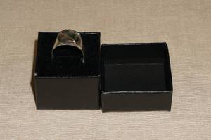 lot 13 image: Vintage Mexican Artisan Sterling Silver Ring with Abalone Inlay