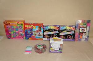 lot 172 image: Craft Items - Wonder Looms, Beads, Quilt Kit
