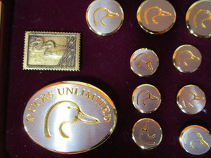 lot 6 image: Ducks Unlimited PinBuckleKey Chain Set