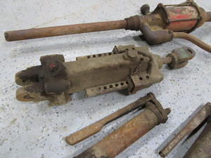 lot 39 image: Hydraulic Cylinder, Barrel Pump, Grease Guns