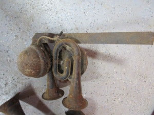 lot 49 image: Vintage Car Horns