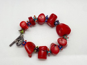 lot 5 image: Stunning Vintage Coral & Glass Beaded Bracelet
