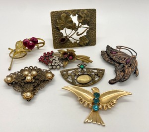 lot 19 image: 7 Vintage & Antique Brooches Pins