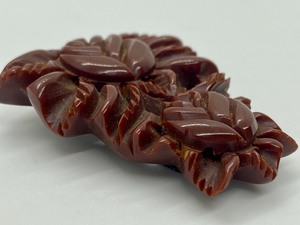 lot 34 image: Vintage Brown Bakelite Shoe Clip w Floral Motif