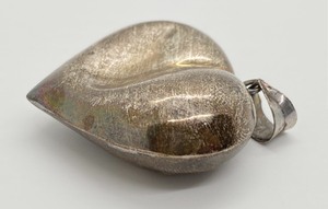 lot 40 image: Vintage Sterling Silver 3D Puffy Heart Pendant