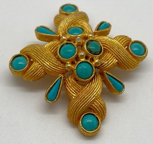 lot 42 image: Vintage DeNicola Gold Tone Brooch Pin