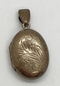 lot 46 image: Vintage Sterling Silver Locket
