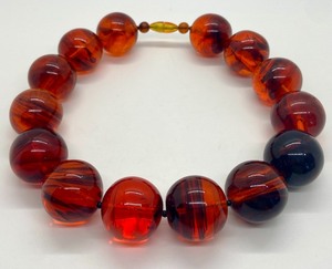lot 55 image: Fabulous Vintage Large LuciteAcrylic Beaded Necklace