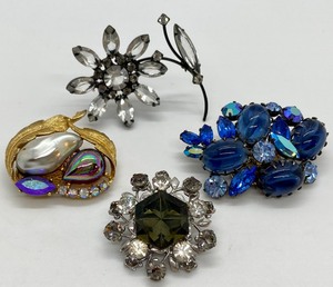 lot 75 image: 4 Stunning Vintage Brooches Pins