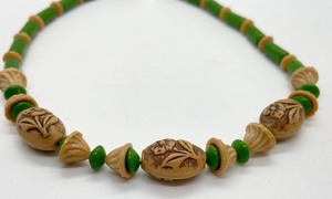 lot 78 image: Vintage Opaque Green & Tan Glass Bead Necklace