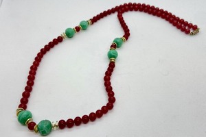 lot 79 image: Gorgeous Vintage Ruby Red & Jade Green Glass Beaded Necklace