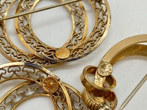 lot 92 image: Set 4 pieces Winard 12k Gold Filled Jewelry- Brooches & Earrings