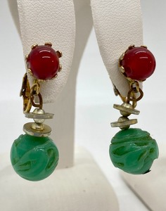 lot 95 image: 2 Pairs Vintage Clip-on Earrings