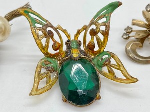 lot 97 image: 3 Lovely Antique Brooches Pins