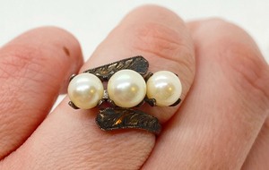 lot 100 image: Beautiful Vintage Sterling Silver Ring w Etched Detail & 3 Pearls
