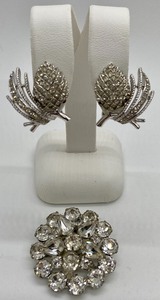 lot 103 image: Signed Vintage Crown Trifiari Clip Earrings & Single Weiss Clip Earring