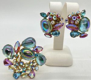 lot 108 image: Signed Vintage Alice Caviness Brooch & Clip-on Earrings
