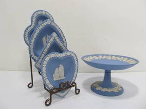 lot 78 image: Set of Vintage WEDGWOOD - Playing Card Suits Candy Dishes & Pedestal Stand