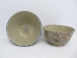 lot 13 image: 2 Vintage RED WING Spongeware Mixing Bowls - 9 & 10