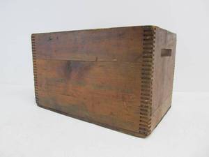 lot 15 image: Old Vintage Dovetailed Wood REMINGTON Ammo Crate