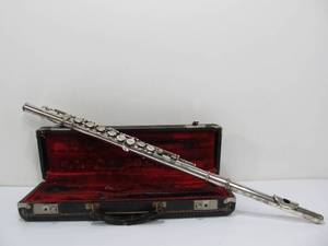 lot 47 image: Vintage CARL FISCHER Flute wCase
