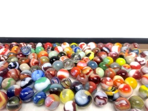 lot 311 image: Nice Lot of Vintage & Antique Marbles