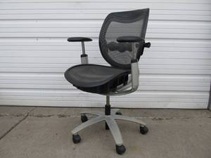 lot 250 image: Herman Miller Style Ergonomic Swivel Computer Desk Mesh Chair