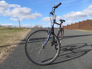 lot 203 image: Mens MONGOOSE Crossway Bicycle