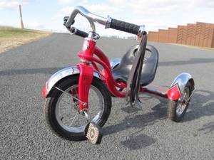 lot 204 image: Schwinn Roadster Tricycle