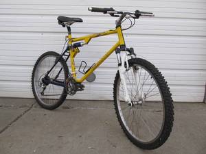 lot 305 image: Mens Giant ATX 970 Bicycle