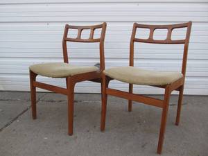 lot 291 image: Matching Pair of Mid Century Danish Modern Signed Teak D-Scan Side Chairs