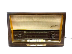 lot 2 image: Beautiful Vintage 1950s Large SABA 300 Automatic 9T Radio