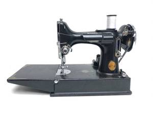 lot 20 image: Vintage 1930s SINGER Featherweight Sewing Machine wCase
