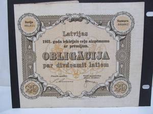 lot 100 image: Group of Vintage Foreign Currency