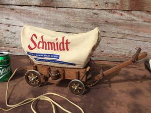 lot 1 image: Vintage Schmidt Beer Covered Wagon Lamp