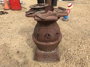 lot 16 image: Antique Cast Iron Variety Pot Belly Stove