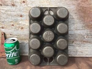 lot 17 image: Vintage Griswold-Wagnerware Cast Iron Muffin Pan