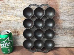 lot 19 image: Antique R&E Manfg Co Cast Iron GemMuffin Pan