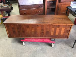 lot 30 image: Vintage Lane Cedar Chest with Key
