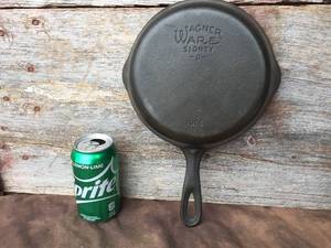 lot 61 image: Vintage WagnerWare #5 Cast Iron Skillet