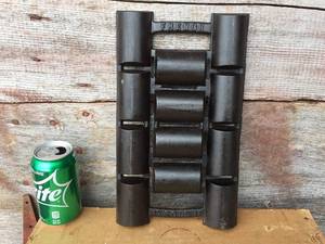 lot 63 image: Vintage Cast Iron French Roll 11 Pan