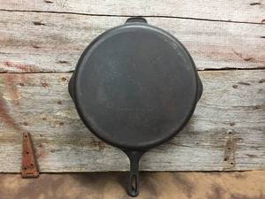 lot 89 image: Antique Unmarked Wagner #12 Cast Iron 14 Skillet