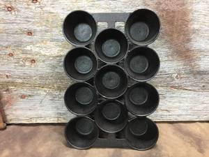 lot 90 image: Vintage Cast Iron MuffinPopover No.10 Pan
